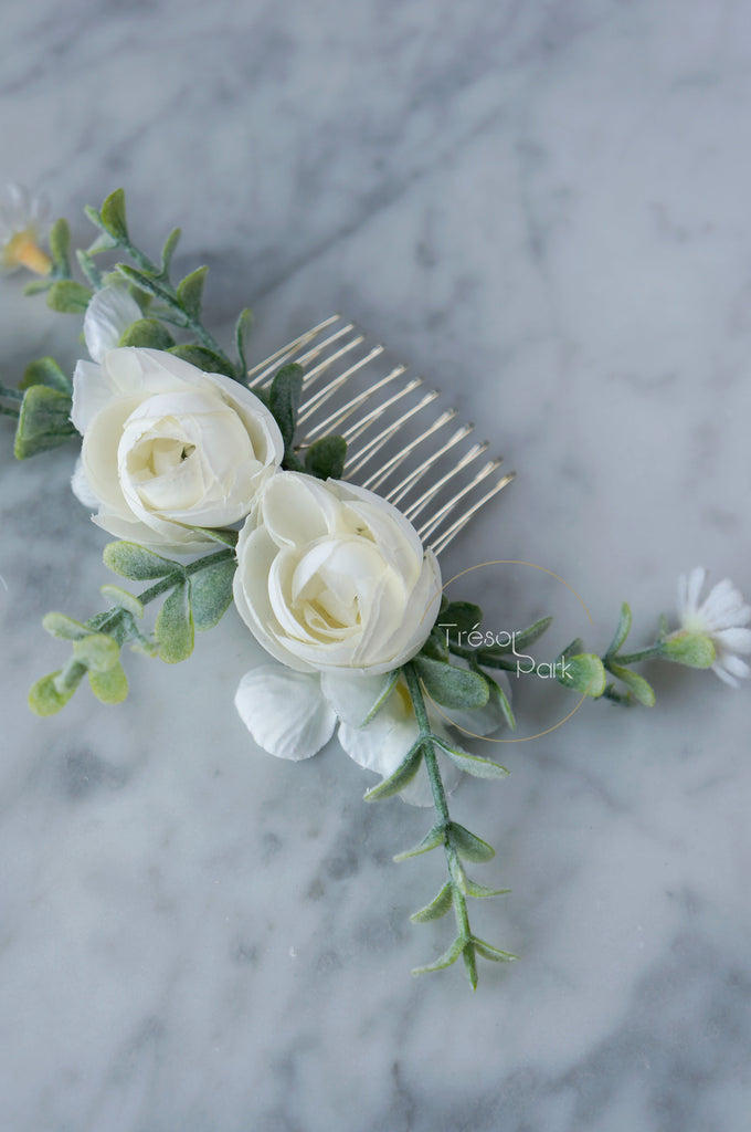 White Flower Comb