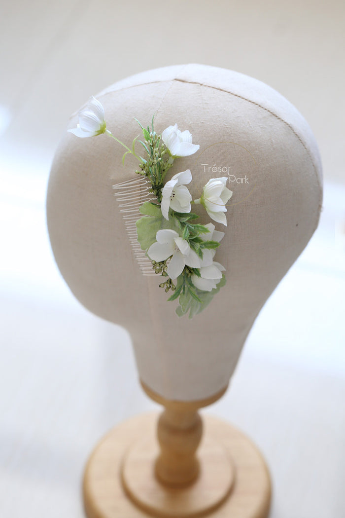 White Flower Comb